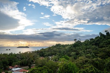 Manuel Antonio Plajı Kosta Rika 'da manzara. Gün batımı gökyüzü. Yüksek kalite fotoğraf