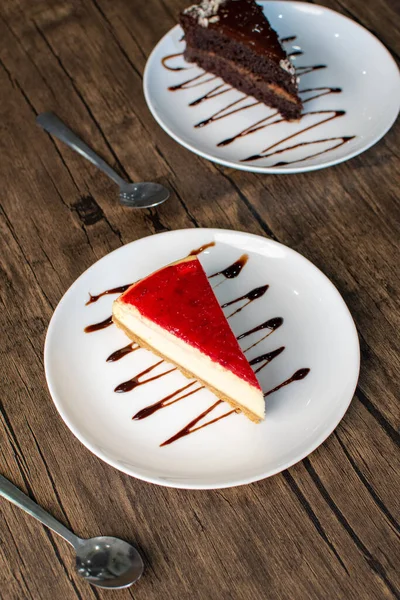 Φράουλα Cheesecake Σοκολάτα Ξύλινο Τραπέζι Και Κουτάλι Υψηλής Ποιότητας Φωτογραφία — Φωτογραφία Αρχείου