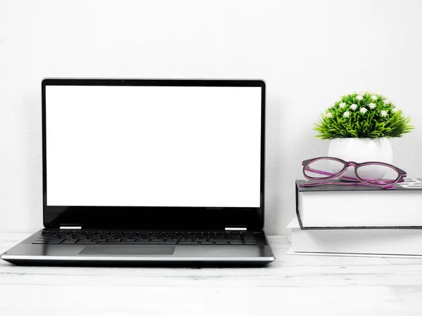 Pantalla Blanca Para Ordenador Portátil Escritorio Con Libro Gafas — Foto de Stock