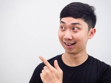 Yakın plan Taylandlı gülen surat ve beyaz arka planda uzayı işaret eden parmak.