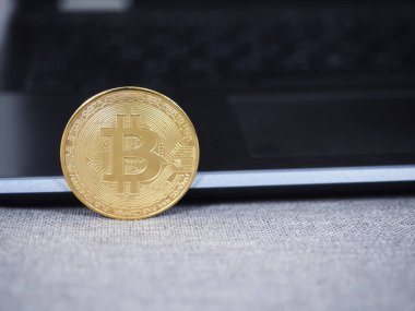 Klavye dizüstü bilgisayarı olan yakın plan altın bitcoin