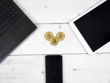 Bilgisayarlı tablet ve akıllı telefonlu altın para üstü dijital para kripto kavramı