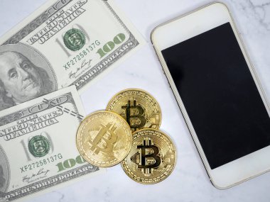 Yakın plan Altın Bitcoin telefon ve dolar ve kalem üst görünüm kripto para konsepti