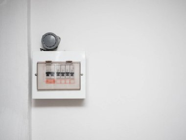Evdeki beyaz duvarda elektrik sigortası kopyalanmış.