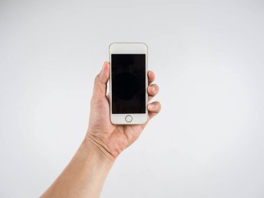 Beyaz izole edilmiş arkaplanda el ele tutuşan cep telefonu
