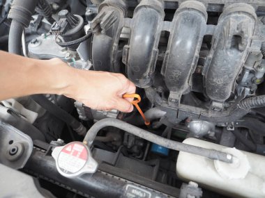 Araba bakım teknisyeni otomobil motoru konseptini kontrol ediyor.
