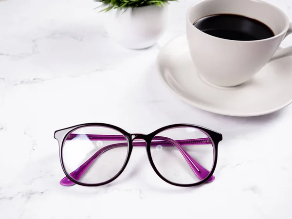 Vasos Primer Plano Taza Café Con Jarrón Flores Fondo Mesa — Foto de Stock