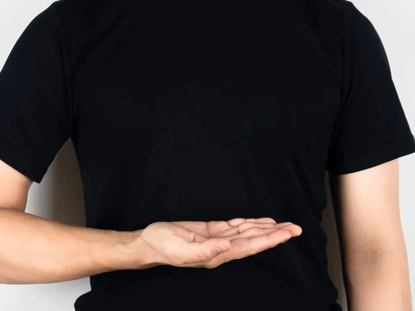 Hombre Camisa Negra Mostrar Mano Vacía Cuerpo Fondo Blanco — Foto de Stock