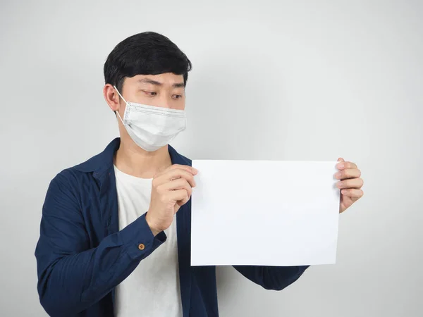 Asiático Hombre Con Máscara Proteger Mirando Blanco Papel Mano Blanco — Foto de Stock