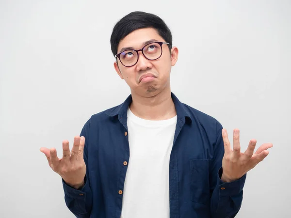 Ásia Homem Vestindo Óculos Sentimento Entediado Mostrar Mão Até Branco — Fotografia de Stock