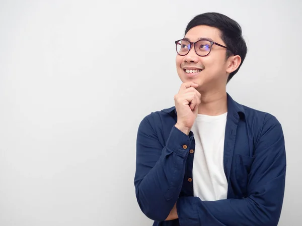 Gözlüklü Asyalı Adam Mutlu Gülüşler Hayali Hareketler Fotokopi Uzayı Beyaz — Stok fotoğraf