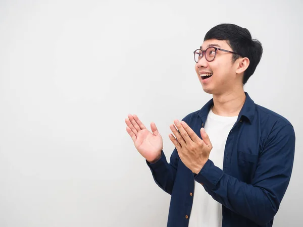 Asiatische Mann Mit Brille Glücklich Und Lächeln Blick Auf Kopierraum — Stockfoto