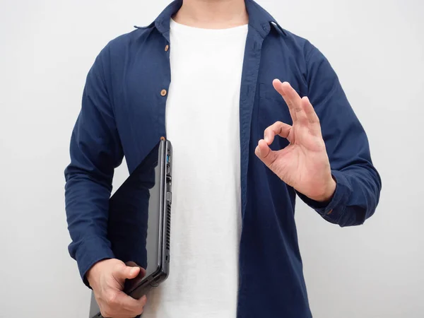 Muž Drží Notebook Aby Ruka Plodiny Shot — Stock fotografie