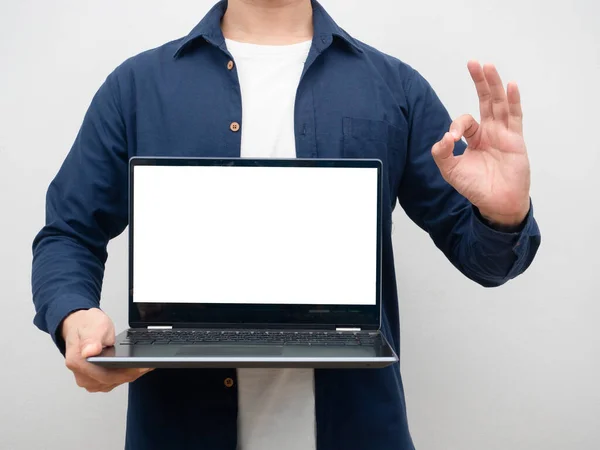 Hombre Sosteniendo Pantalla Blanca Del Ordenador Portátil Hacer Mano Cosecha —  Fotos de Stock