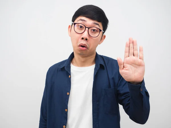Junger Mann Mit Brille Sagt Nein Und Zeigt Die Hand — Stockfoto