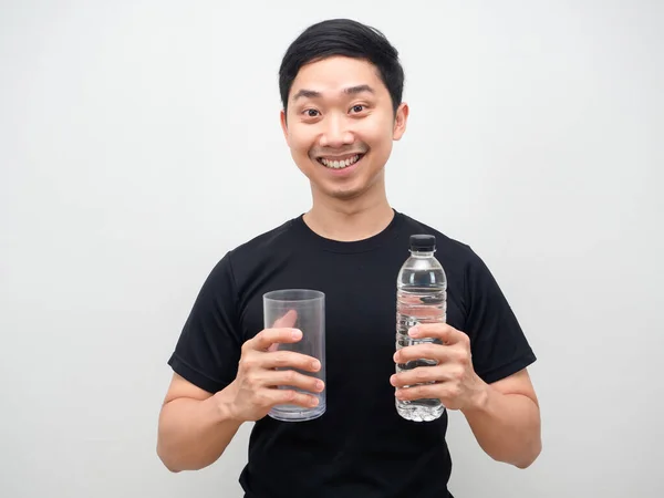 Cheefull Hombre Asiático Celebración Botella Agua Vidrio Mano Fondo Blanco — Foto de Stock