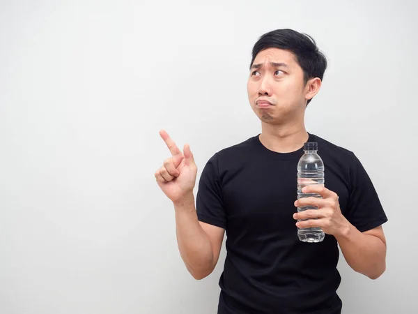 Ασιάτης Άνδρας Κρατώντας Μπουκάλι Νερό Και Αίσθημα Θλιβερό Σημείο Συναίσθημα — Φωτογραφία Αρχείου