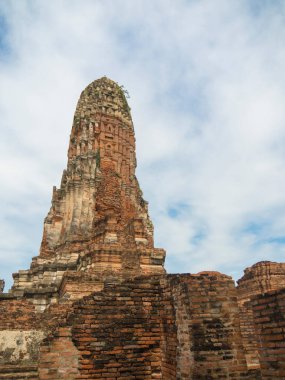 Mavi gökyüzü ve Tayland 'ın doğası ile antik bir yer, Ayutthaya' nın tarihi yeri, yaşlı insanların kültürü..