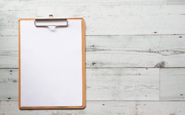 Beyaz tahta panodaki boş beyaz belge masa üstü görünüm alanı, iş konsepti