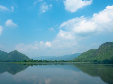 Dağ, vadi ve mavi gökyüzü ile nehir doğada beyaz bulutlar güzel, kış mevsimi