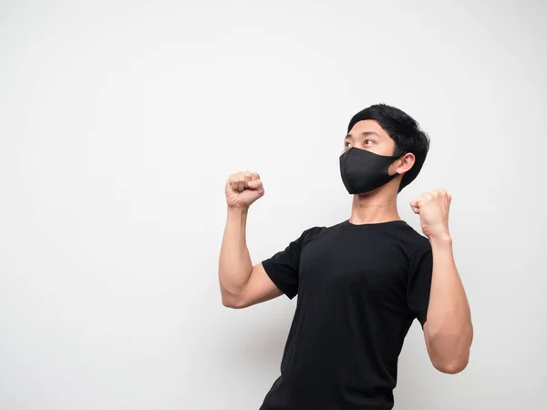 Asijské Člověk Černá Košile Maskou Dvojitá Pěst Nahoru Podívejte Nahoru — Stock fotografie