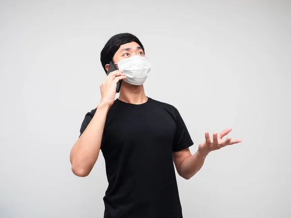 Hombre Asiático Con Máscara Hablando Con Teléfono Móvil Serio Fondo — Foto de Stock