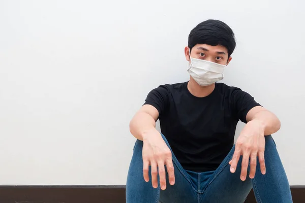 Asiatique Homme Portant Masque Protection Assis Contre Mur Sentiment Triste — Photo