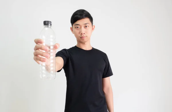 Jong Aziatische Man Zwart Shirt Houden Plastic Fles Hand Met — Stockfoto