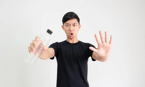 Junger Mann Schwarzes Hemd Mit Plastikflasche Der Hand Und Zeigen — Stockfoto