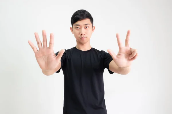 Jonge Aziatische Man Zwart Shirt Tellen Een Tot Tien Met — Stockfoto