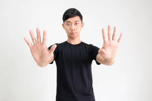 Jovem Asiático Homem Preto Camisa Contar Dez Mão Metade Corpo — Fotografia de Stock