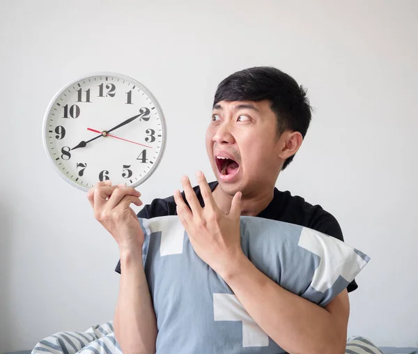 Ásia Homem Chocado Rosto Olhando Para Relógio Mão Abraço Travesseiro — Fotografia de Stock