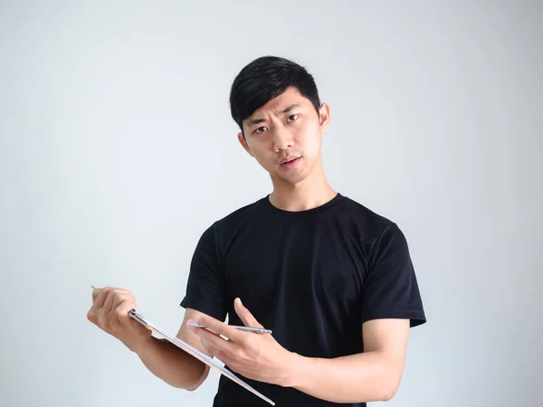 Asiatischer Junger Mann Mit Holz Klemmbrett Und Silbernem Stift Der — Stockfoto