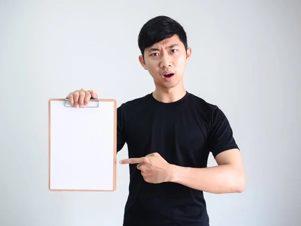 Jonge Aziatische Man Zwart Shirt Wijzen Vinger Naar Hout Klembord — Stockfoto