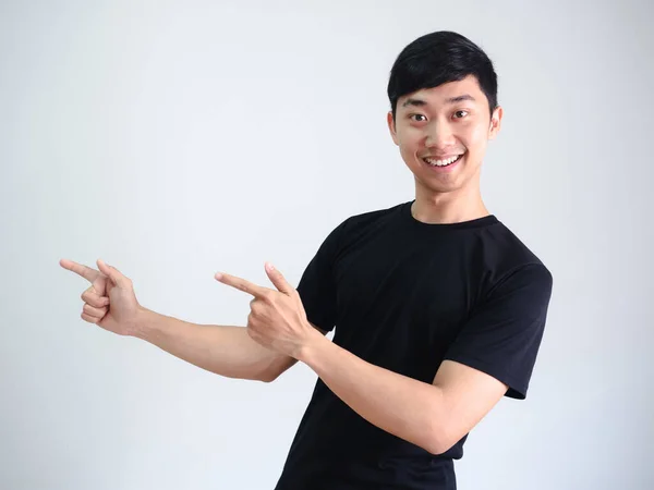 Alegre Asiático Hombre Punto Doble Dedo Izquierda Lado Blanco Pared —  Fotos de Stock