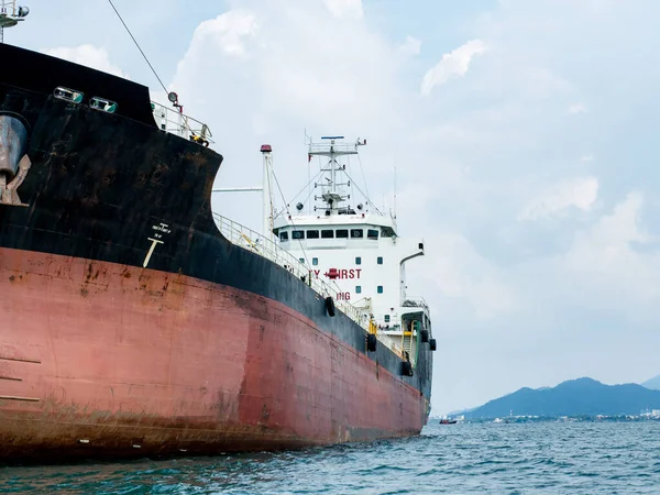 Nagy Logisztikai Hajó Kirakodás Óceánban Kilátással Hegy Szigeten Háttér Felhős — Stock Fotó