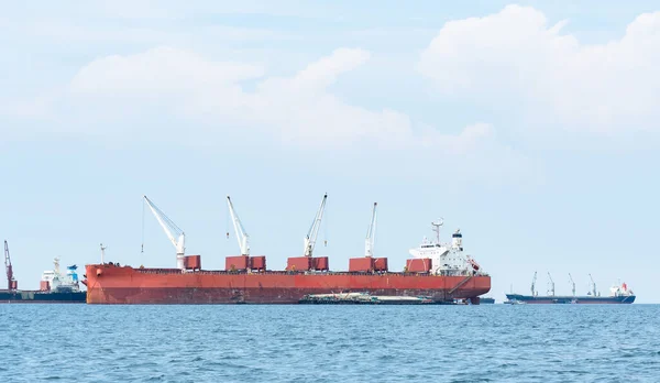 Nagy Hajó Piros Szín Nagy Daru Kék Óceán Kék Táj — Stock Fotó