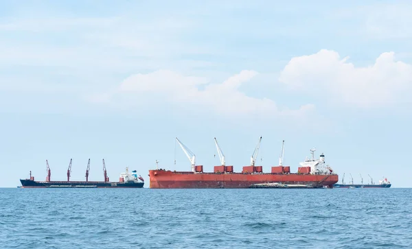 Grande Navio Cor Vermelha Com Guindaste Grande Oceano Azul Paisagem — Fotografia de Stock