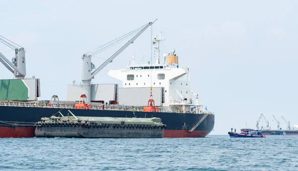 Crane Ipari Hajó Óceán Kék Víz Kék Táj Logisztikai Szállítási — Stock Fotó