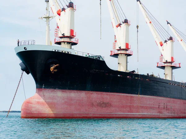 Nagy Ipari Hajó Nagy Daruval Óceánban Kék Teherhajó Koncepció Tengerben — Stock Fotó
