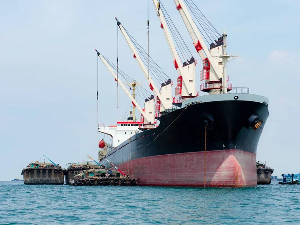 Navio Industrial Com Grande Barco Logístico Guindaste Oceano Céu Azul — Fotografia de Stock