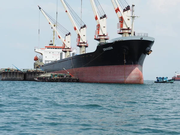 Nave Industriale Con Grande Barca Logistica Gru Nell Oceano Cielo — Foto Stock