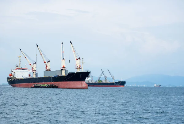 Nagy Daru Ipari Hajó Óceán Hegy Sziget Hátterében Szállítóhajó Gazdaság — Stock Fotó