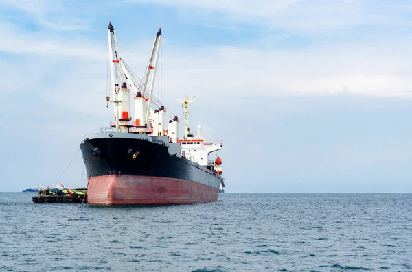 Nagy Daru Teherhajó Kirakodás Kék Óceán Hegyi Háttér Táj Logisztikai — Stock Fotó