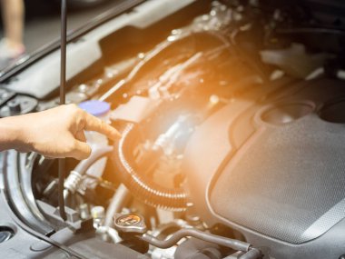 Parmakla işaret et. Yeni arabanın motoru temiz ve parlak.