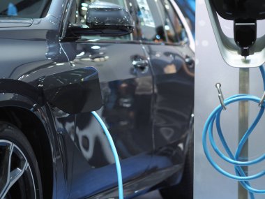 Gelecekteki konsept için mavi renk temiz enerji şarj pil elektrik prizi şarj