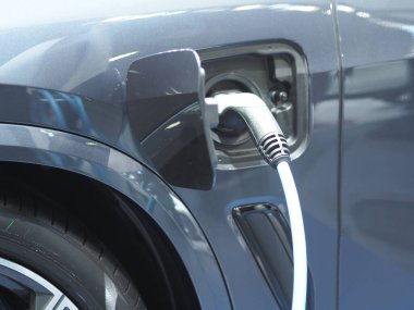 Gelecekteki konsept için mavi renk temiz enerji pili şarj etmek için elektrikli araç soketi prizi