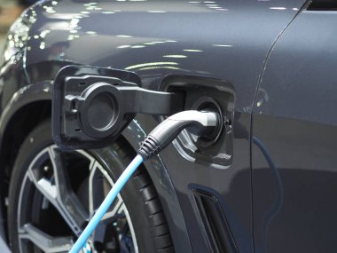 Elektrikli araç şarj fişi şarj pili araba siyah renk temiz enerji gücü gelecek konsept için