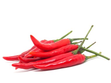 Beyaz izole arkaplanda taze kırmızı biber grubu