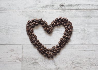 Kahve kalbi resim alanı beyaz ahşap masa üst görünümü ve doğa ışığı ve gölge kafe kavramı üzerine kopyalama alanı